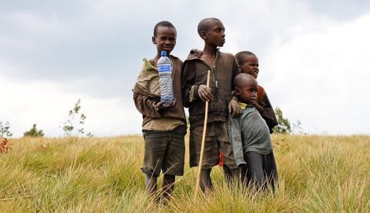 世界の水問題に、寄付や募金は役立つ？子ども達を汚い水から守る、支援団体・NGO4選